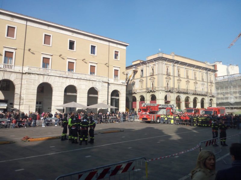 In piazza Martiri con i Vigili del Fuoco